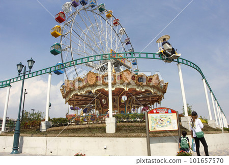 A boy looking up at the skywalk at an amusement park. I'm more interested in the feeling of walking in the sky than the Ferris wheel and merry-go-round. A boy looking up at the skywalk at an amusement park. I'm more interested in the feeling of walking in the sky than the Ferris wheel and merry-go-round. 101657570