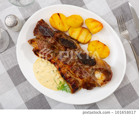 Churrasco style grilled veal ribs with potatoes and sauce 101658017