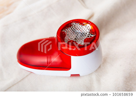 Handheld machine for removing fabric pills on knitted garment Handheld machine for removing fabric pills on knitted garment 101658659