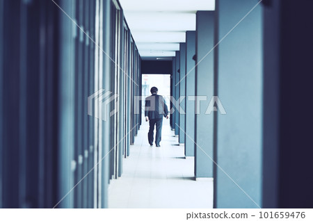 建築物和商人的背影 建築物和商人的背影 101659476