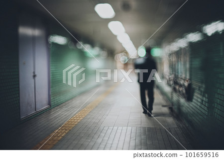 人在地下通道行走的模糊圖像 101659516