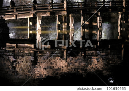 映在水中的彥根城大手門橋 映在水中的彥根城大手門橋 101659663