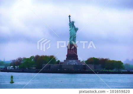 Liberty Statue in Manhattan 101659820