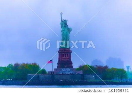 Liberty Statue in Manhattan 101659821
