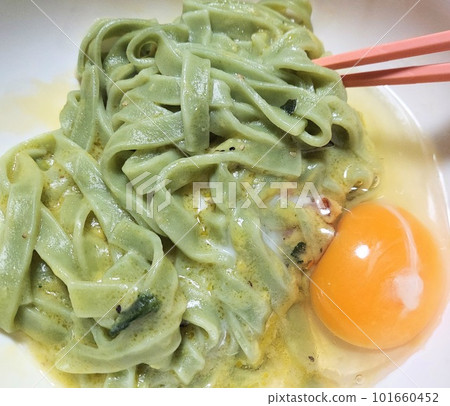 菠菜意大利面和生雞蛋 101660452