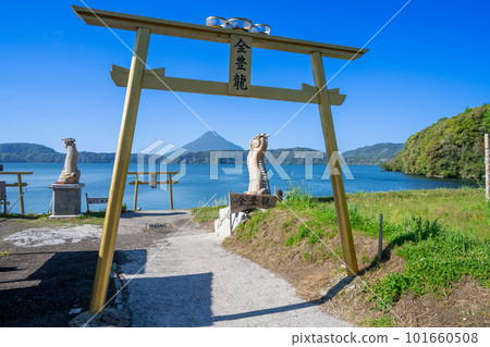 "Kagoshima Prefecture" Golden Torii, Lake Ikeda and Mt. Kaimondake 101660508
