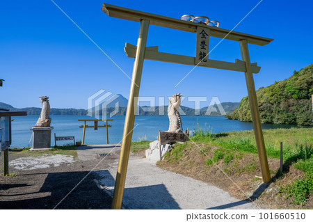 "Kagoshima Prefecture" Golden Torii, Lake Ikeda and Mt. Kaimondake 101660510