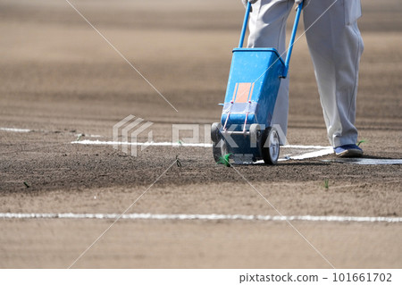 在棒球比賽前在地面上擊球手的盒子上畫一條白線的機械師 在棒球比賽前在地面上擊球手的盒子上畫一條白線的機械師 101661702