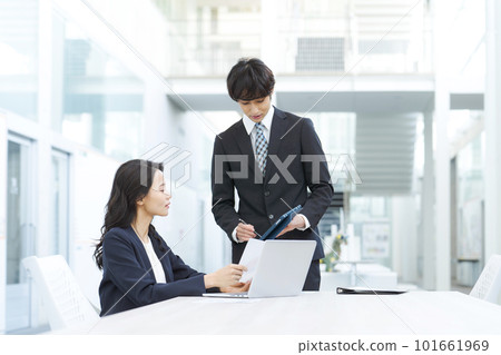 在辦公室工作的人的肖像 101661969