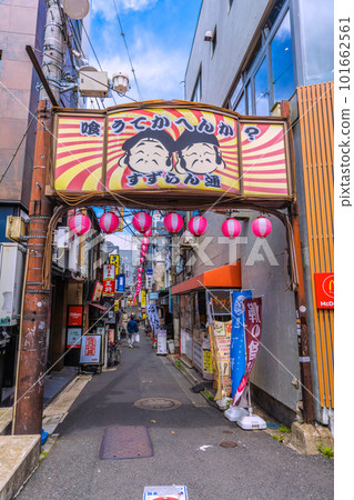 日本東京城市景觀,俯瞰三軒茶屋站附近的酒吧區“Suzuran-dori” 日本東京城市景觀,俯瞰三軒茶屋站附近的酒吧區“Suzuran-dori” 101662561