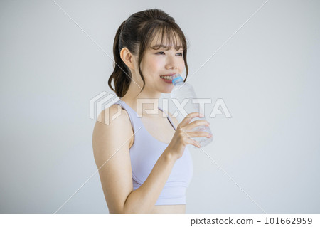 年輕女子喝水健身形象 年輕女子喝水健身形象 101662959