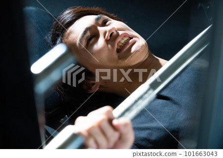 年輕人在健身房做臥推 年輕人在健身房做臥推 101663043