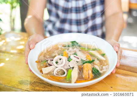 seafood in thick gravy 101663071