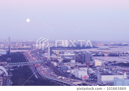 Tokyo Wangan Road, Ferris Wheel and Moon 101663869