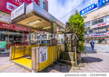 日本東京城市景觀 Sangenjaya 站 Setagaya Dori 出口和大森路路標 日本東京城市景觀 Sangenjaya 站 Setagaya Dori 出口和大森路路標 101664088