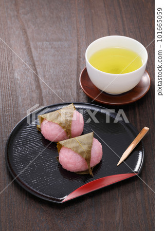 黑色盤子上的櫻花年糕 黑色盤子上的櫻花年糕 101665059