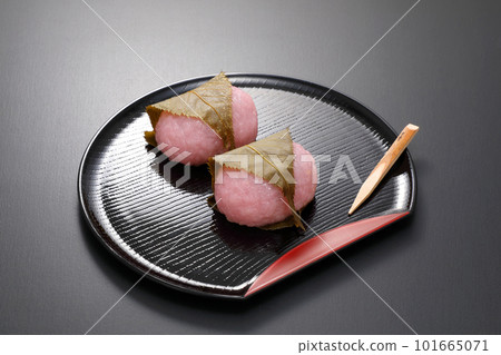 黑色盤子上的櫻花年糕 黑色盤子上的櫻花年糕 101665071