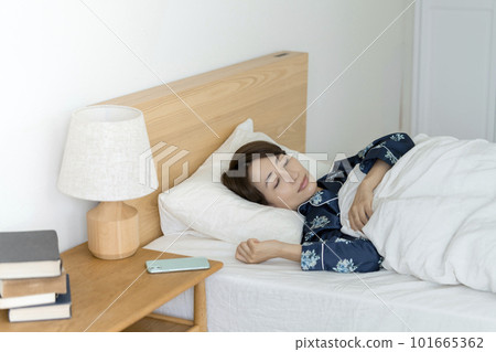 Middle female sleeping face 101665362