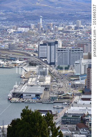 從函館山拍攝北海道函館市函館港灣區的春季風光 從函館山拍攝北海道函館市函館港灣區的春季風光 101666337