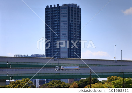High-rise condominiums in Tokyo and the Metropolitan Expressway High-rise condominiums in Tokyo and the Metropolitan Expressway 101668811