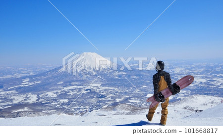 羊蹄山和二世古安努普利山頂的滑雪板愛好者 羊蹄山和二世古安努普利山頂的滑雪板愛好者 101668817
