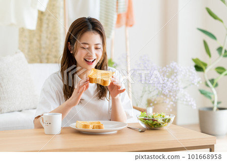 早餐吃麵包的年輕女人 101668958