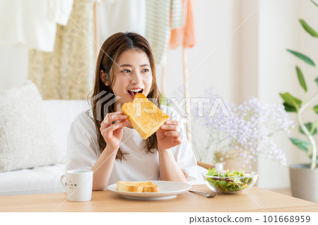 早餐吃麵包的年輕女人 101668959