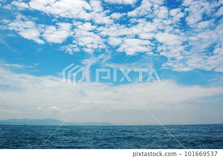 眺望海面,波濤洶湧,天空烏云密布,彷彿被噴了漆,遠方的群山盡收眼底。 眺望海面,波濤洶湧,天空烏云密布,彷彿被噴了漆,遠方的群山盡收眼底。 101669537