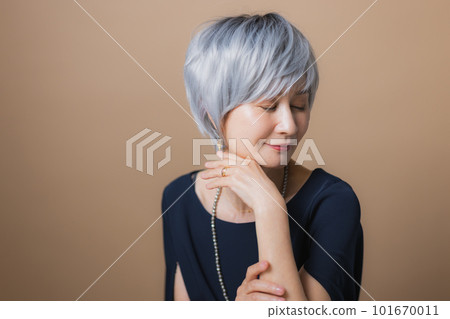 一個頭髮花白的女人 一個頭髮花白的女人 101670011