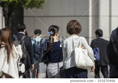 一位年輕女士的通勤場景 一位年輕女士的通勤場景 101670406