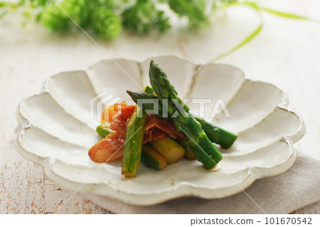 Asparagus and bacon butter saute 101670542