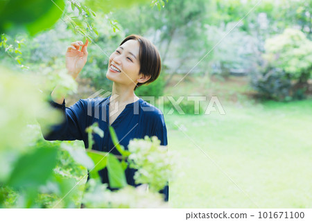 A woman relaxing in the garden 101671100