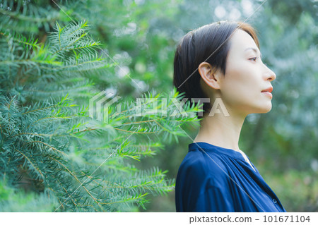 A woman relaxing in the garden 101671104
