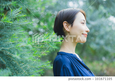 放鬆在庭院裡的婦女 101671105