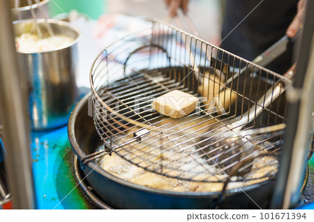 hand cooking Stinky Tofu at night market, famous Taiwanese Street Food of Taiwan. exotic food in local market 101671394