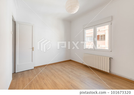 Empty white room with window and wooden laminate front door in hotel room. The concept of moving or staying in a hotel room during vacation. Copyspace Empty white room with window and wooden laminate front door in hotel room. The concept of moving or staying in a hotel room during vacation. Copyspace 101673320