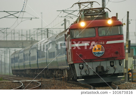 北陸本線高岡-西高岡 JR 東日本 EF81-152（長岡）+ 系列 14（奧古）北陸 101673816