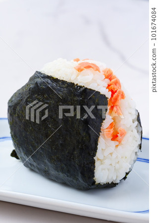 新鮮米飯製成的紅鮭魚飯糰 101674084