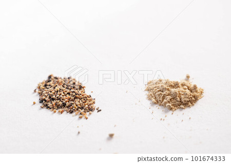 黑胡椒和白胡椒 101674333