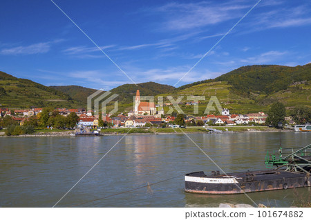 Wachau valley with Weisenkirchen in der Wachau and Danube river, UNESCO site, Austria 101674882