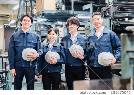 group photo of factory workers 101675045