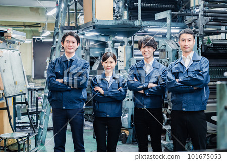 group photo of factory workers 101675053