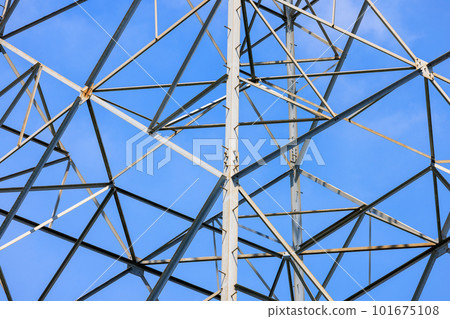 Shapes and blue sky created by the framework of the steel tower 101675108