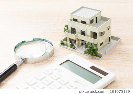 House model, calculator and magnifying glass 101675129