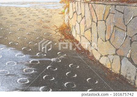 Illustration of a round non-slip road and earth retaining stone wall (CG image) Illustration of a round non-slip road and earth retaining stone wall (CG image) 101675742