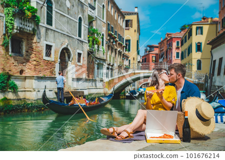 couple having date at pier with beautiful view of venice canal 101676214