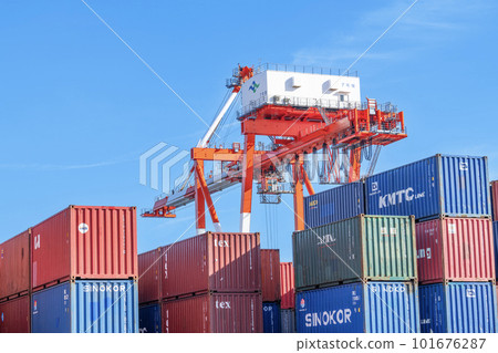Various stacked shipping containers and gantry cranes (trade image) 101676287