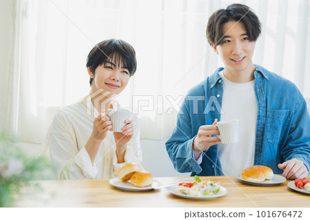 一對夫婦吃早餐 101676472