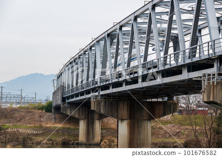 橫跨桂川的新幹線鐵橋 橫跨桂川的新幹線鐵橋 101676582