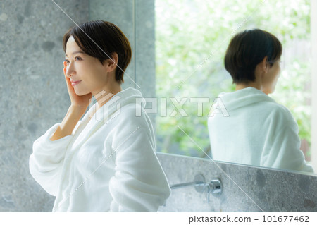 洗手間，穿浴袍的女人 101677462